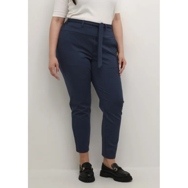 Kaffe Curve KCjenna Belt Pant - Marineblå buks med bælte 10582254 Midnight Marine fra Kaffe Curve