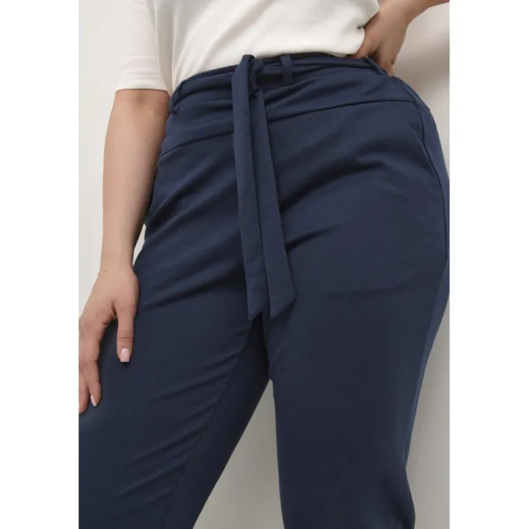 Kaffe Curve KCjenna Belt Pant - Marineblå buks med bælte 10582254 Midnight Marine fra Kaffe Curve