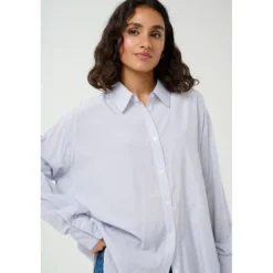 Kaffe KAmilena Shirt - Lyseblå stribet skjorte med sten 10509799 Blue/White Stripe fra Kaffe