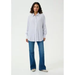 Kaffe KAmilena Shirt - Lyseblå stribet skjorte med sten 10509799 Blue/White Stripe fra Kaffe