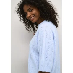 Kaffe KAtella Pullover - Lyseblå strik med korte ærmer 10509496 Windsurfer Melange fra Kaffe
