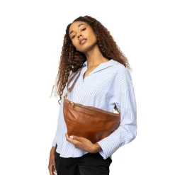 RE:DESIGNED Emila Bumbag - Brun bumbag med guld lynlås 6062 Walnut fra RE:DESIGNED