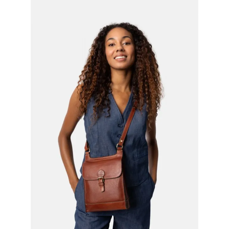 RE:DESIGNED Jeane Big - Brun crossover med spænde 6459 Cognac fra RE:DESIGNED