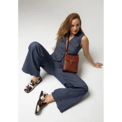 RE:DESIGNED Jeane Big - Brun crossover med spænde 6459 Cognac fra RE:DESIGNED