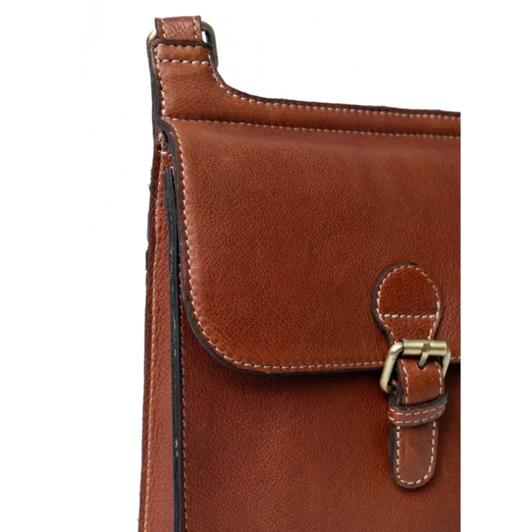 RE:DESIGNED Jeane Big - Brun crossover med spænde 6459 Cognac fra RE:DESIGNED