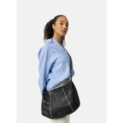RE:DESIGNED Loni Big - Sort taske med nitter 6412 Black fra RE:DESIGNED