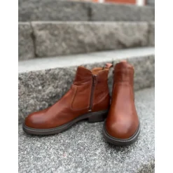 Shoedesign Copenhagen CLAUDIA - Brun kort støvle S232-1017-001-01 Brandy fra Shoedesign Copenhagen