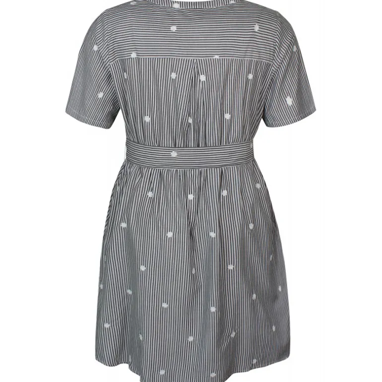 Zhenzi Grea 748-Dress S/S - Sort stribet kjole med broderi 200748 Black fra Zhenzi